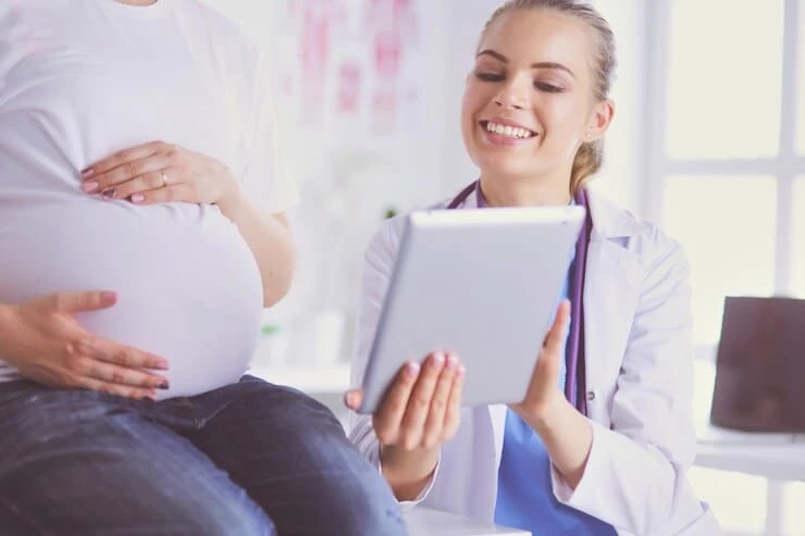 Врач консультирует беременную