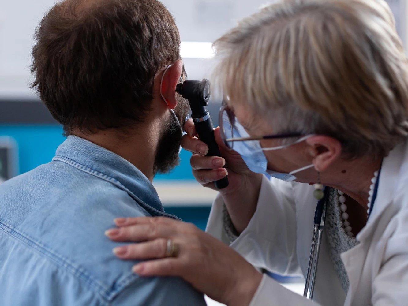 Осмотр уха врачом